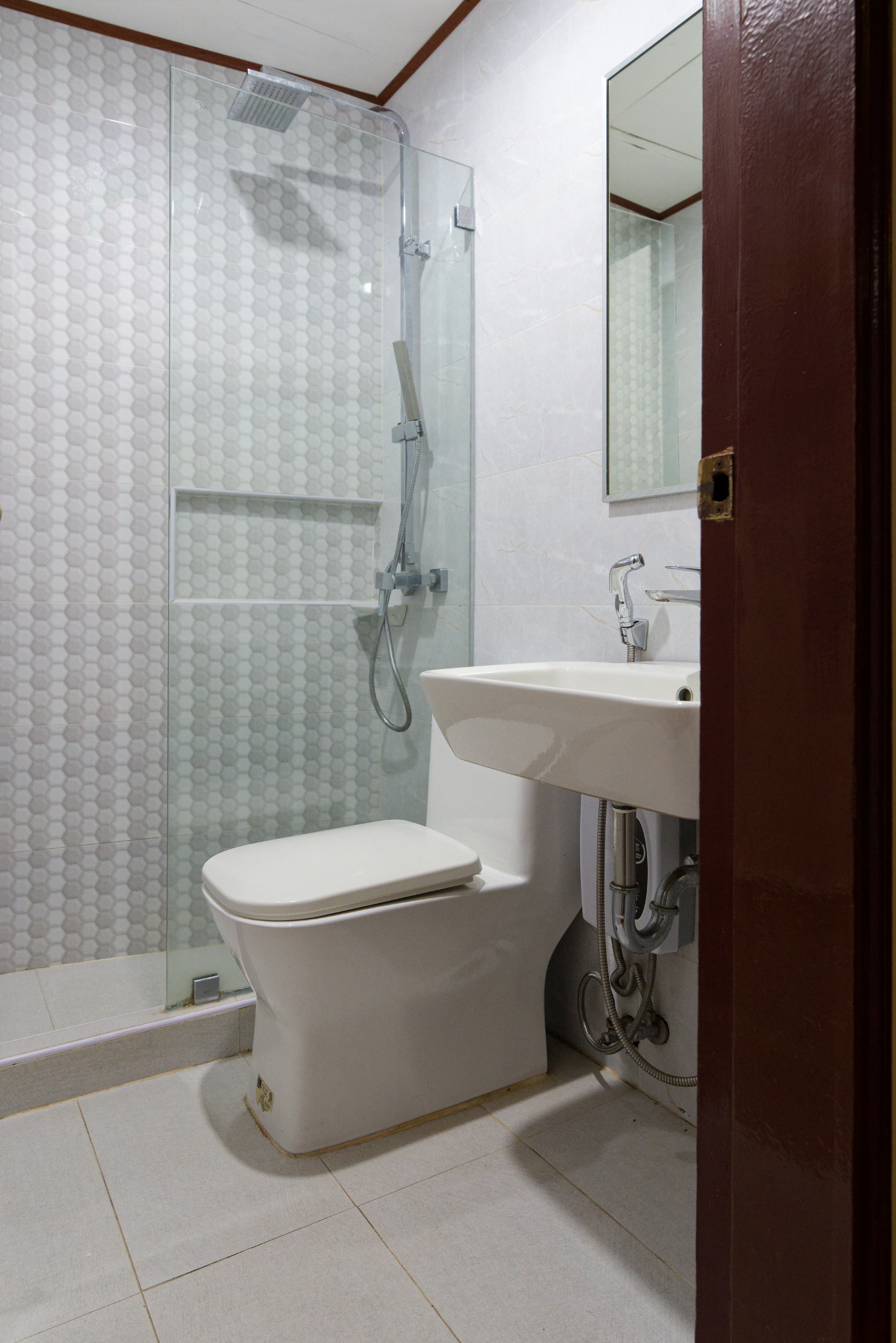 Room 209 Bathoom1